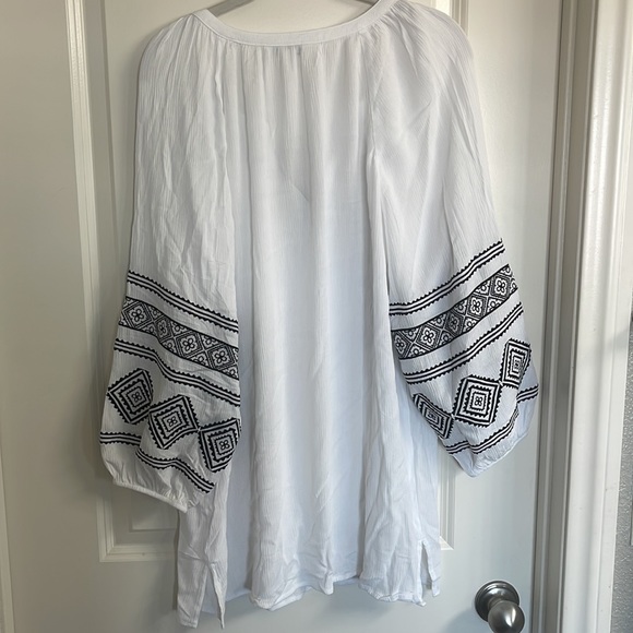 NWT White & Black Tunic Style Top with Embroidery - Picture 4 of 6